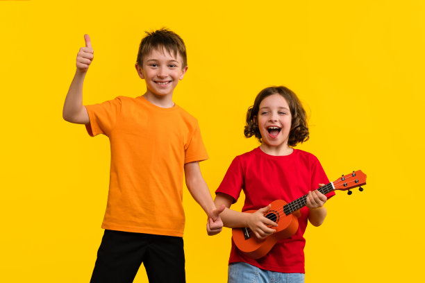 两个学校的孩子图片下载