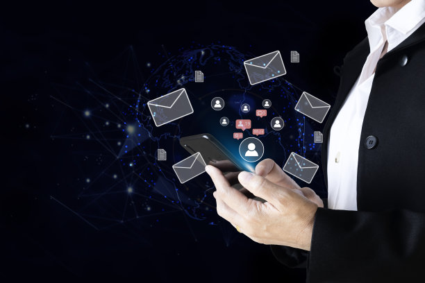 企业使用手机来查看社交媒体和企业的成功。一个人在手机上使用社交媒体营销概念，带有消息、信封的通知图标。图片下载