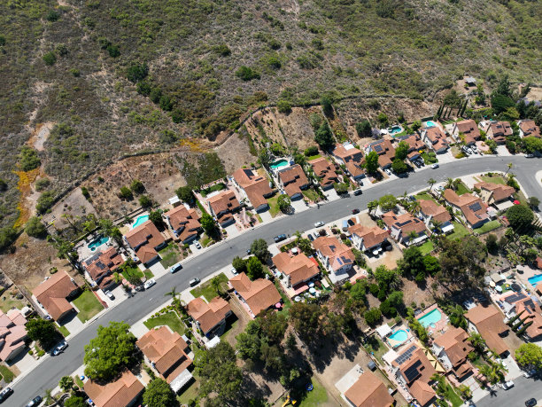 鸟瞰美国加利福尼亚州圣地亚哥县郊区的小城市波威。图片下载