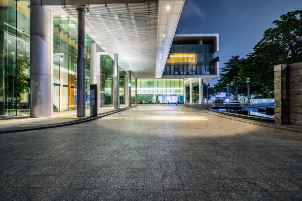 夜间的步行街和现代建筑图片下载
