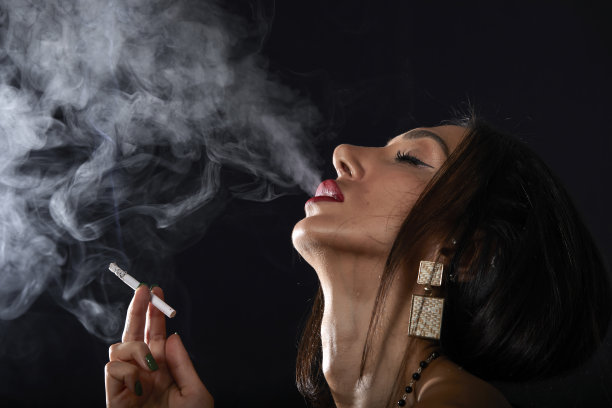 黑发模特在工作室抽烟图片下载