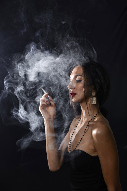 黑发模特在工作室抽烟图片下载