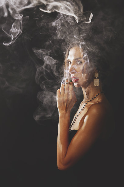 黑发模特在工作室抽烟图片下载