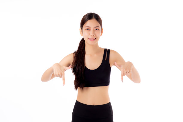 美丽的年轻亚洲女性的肖像，穿着运动服，微笑，在白色的背景上呈现孤立，运动和锻炼，健康和减肥，女性和苗条显示一些东西。图片下载