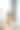 戴着VR耳机的亚洲女性在家办公室开心地微笑着。图片下载