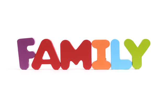 字族由多色字母组成，白色背景。图片下载