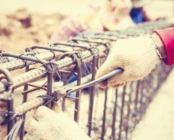 图为建筑工人在钢筋混凝土梁上安装钢筋的复古风格照片图片下载