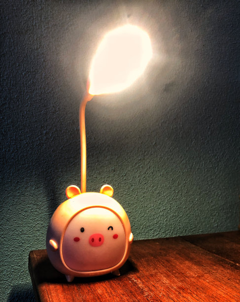 最适合你卧室的台灯图片下载