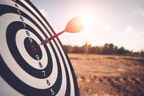 靶心有红色的飞镖投掷击中中心，为商业瞄准和赢得目标的商业射击。图片下载