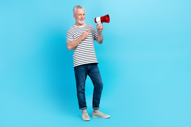 穿着时髦衣服的积极男子的全身照片显示，蓝色背景上的扩音器宣布黑色星期五的销售图片下载