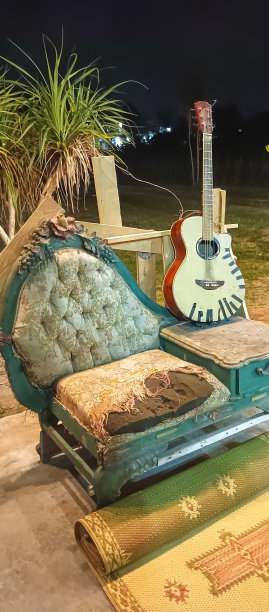 夜空椅子和吉他背景图片下载