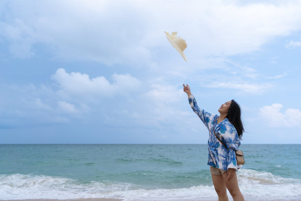 时尚微笑的女人在沙滩上的夏季风格的时尚潮流服装。无忧无虑，快乐自在。图片下载