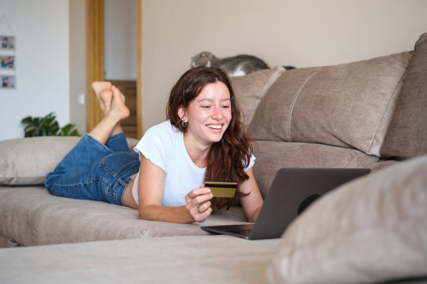 快乐的年轻女子在家网购图片下载