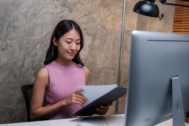 亚洲女商人坐在办公室的桌子上处理文书工作图片下载