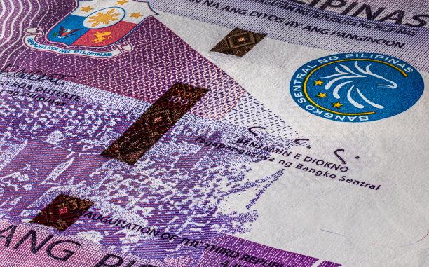 100比索纸币的极端微距摄影。一张100菲律宾比索的超近距离照片。菲律宾岛国的私人和公共法定货币。微观捕捉图片下载