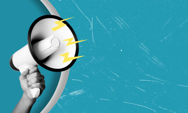 现代艺术拼贴。一只手拿着蓝色背景的扩音器。图片下载