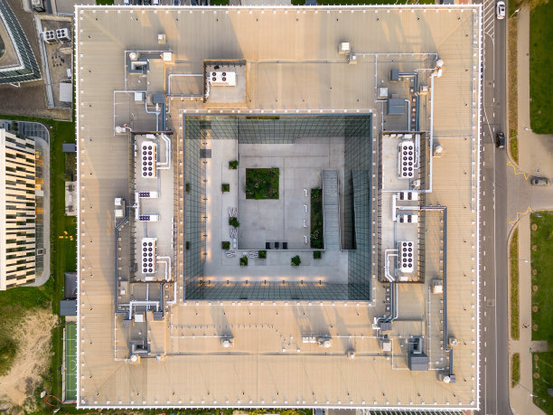 维尔纽斯的现代商业大楼。屋顶和庭院图片下载