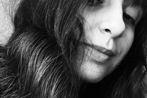 一个女孩的脸部特写。单色黑白调图片下载