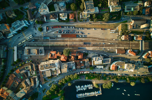 瑞士火车站鸟瞰图。令人难以置信的位置在湖边。图片下载