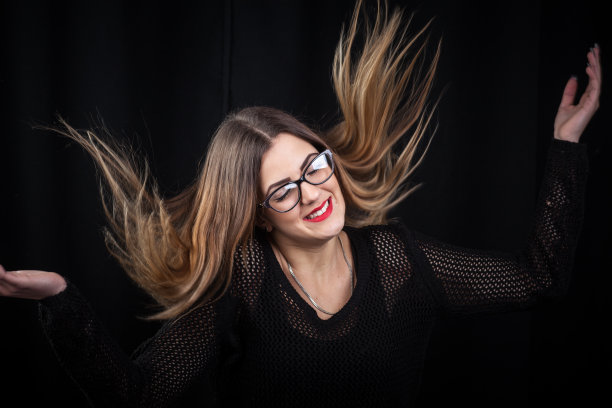 年轻的女孩图片下载