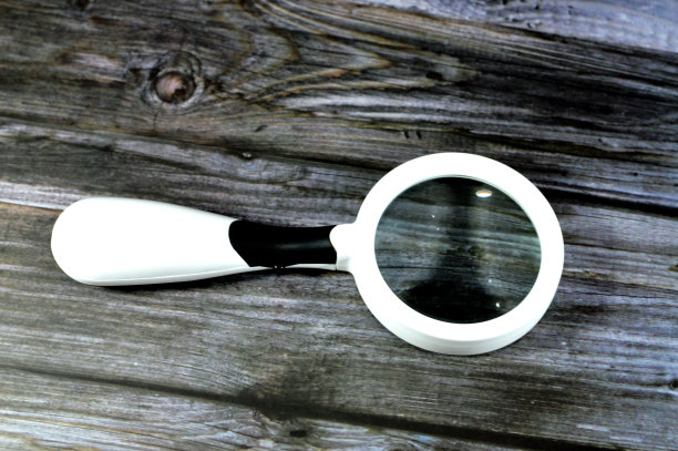 放大镜，一种凸透镜，用来产生一个物体的放大图像，镜头安装在一个有把手的框架，一个侦探小说的图标，可以用来聚焦光图片下载