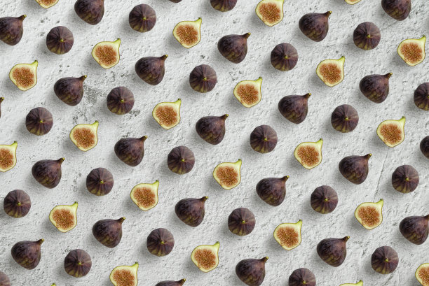 在石桌上的整排和半排无花果的顶视图图片下载