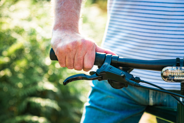 骑山地车的资深男子在森林小路上图片下载
