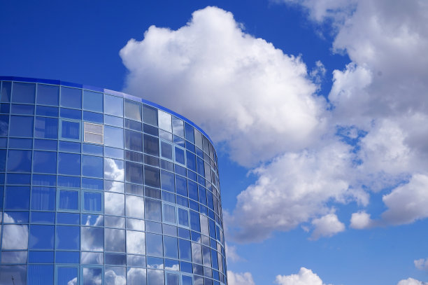 白云反射在建筑外立面的窗户上图片下载