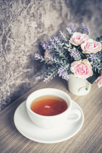 咖啡馆木桌上的一杯白色绿茶，壶里插着玫瑰花图片下载