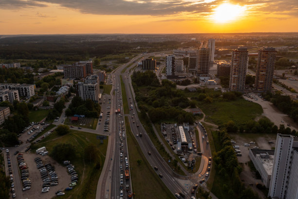 无人机拍摄的城市公寓大楼，在一个城市的大道路图片下载