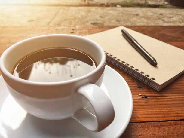 咖啡杯在清晨的背景中滚烫图片下载