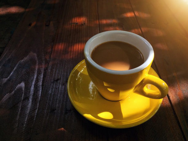 咖啡杯在清晨的背景中滚烫图片下载