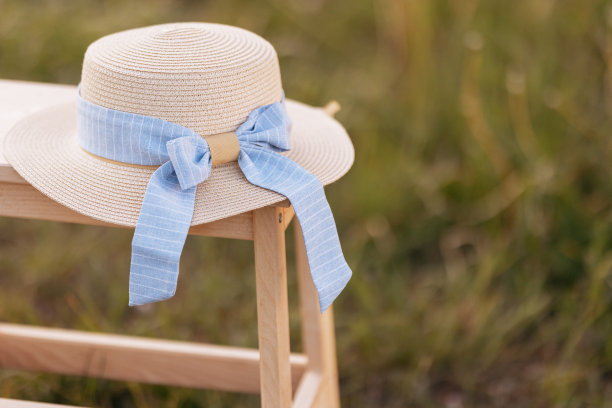 帽子放在木凳上，上面有空间图片下载