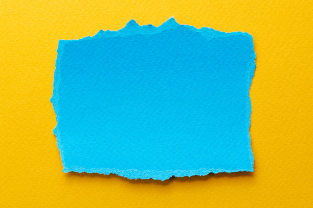 边缘被撕破的纸片的艺术拼贴。便签收集黄蓝色的颜色，笔记本页的碎片。抽象的背景图片下载