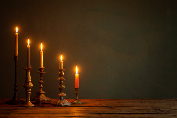 燃烧的蜡烛在古老的烛台在黑暗的背景图片下载