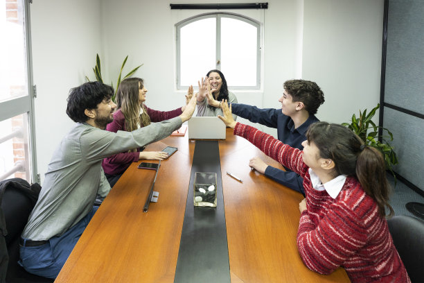 兴高采烈的上班族与同事击掌图片下载