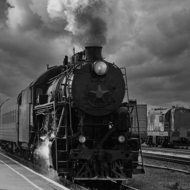 20世纪初在铁路轨道上的一辆老式蒸汽机车。图片下载