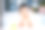 亚洲可爱的小婴儿坐在餐厅的婴儿餐椅上图片下载
