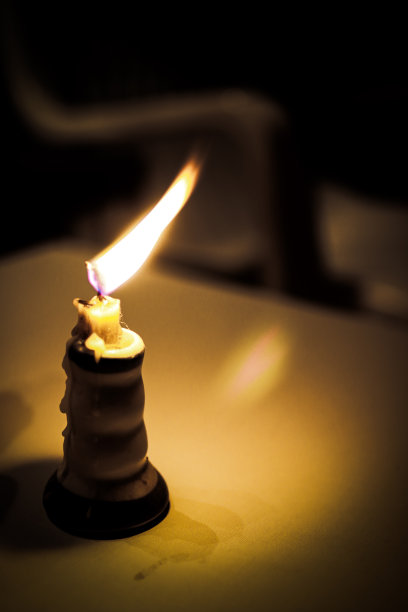 烛光总是在黑暗中发光。图片下载