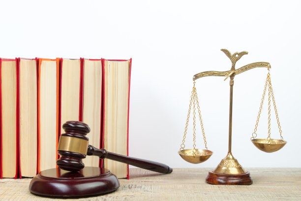 法律概念-打开法律书，法官的小木槌，法庭或执法办公室桌子上的天平。图片下载