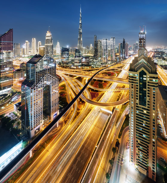 迪拜市中心天际线与日落后的繁华夜景，阿拉伯联合酋长国图片下载