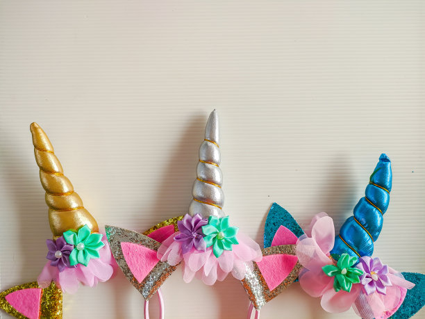 非常可爱的独角兽手帕，有银色、金色和蓝色的角图片下载