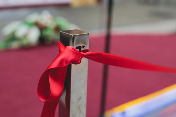 剪彩过程中，新购物中心商场大楼隆重开幕，展览开幕，近距离观看红丝带与周围的人图片下载