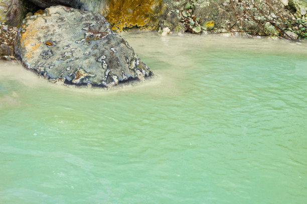 钴蓝色温泉和温泉岩图片下载