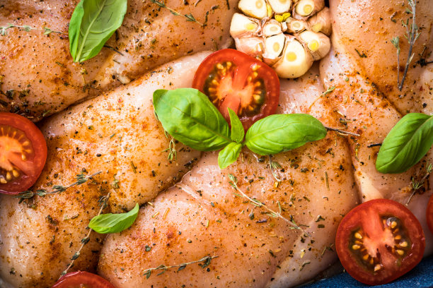 鸡柳，生鸡胸肉加香料和大蒜在锅里。图片下载