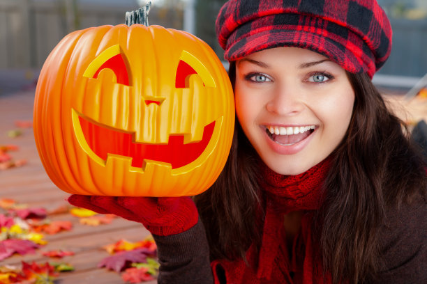 微笑的年轻女子抱着南瓜图片下载