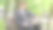 年轻的商人来了，坐在长凳上用笔记本电脑工作图片下载