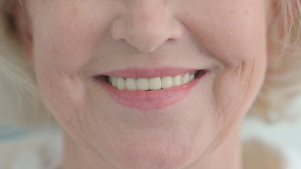 女人微笑的嘴唇特写，老妇人图片下载