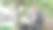 中年商人为在户外笔记本电脑上成功网购而兴奋图片下载