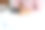 商务女记账员手里拿着笔，用笔记本电脑在床上做记帐纳税，在家办公的概念图片下载